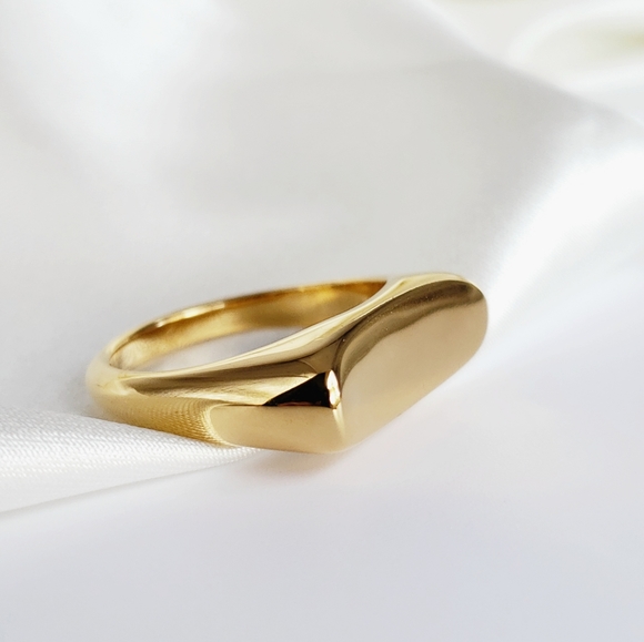NEW Gold Curved Modern Signet Ring - Picture 10 of 10
